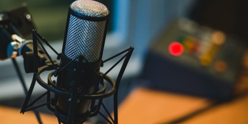 Studion kulissien takana: Päivä radiojuontajan saappaissa